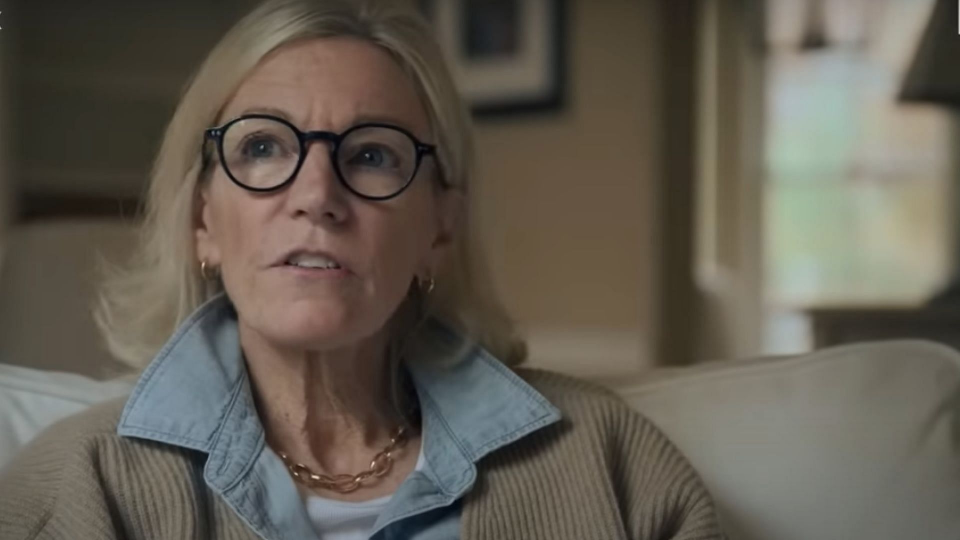 Her mother, Laurie, supported Alex despite backlash from conservatives. (Image via YouTube/Hulu)